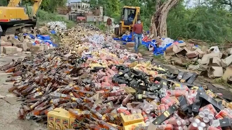 V Indii zničili buldozerem alkohol za více než milión korun